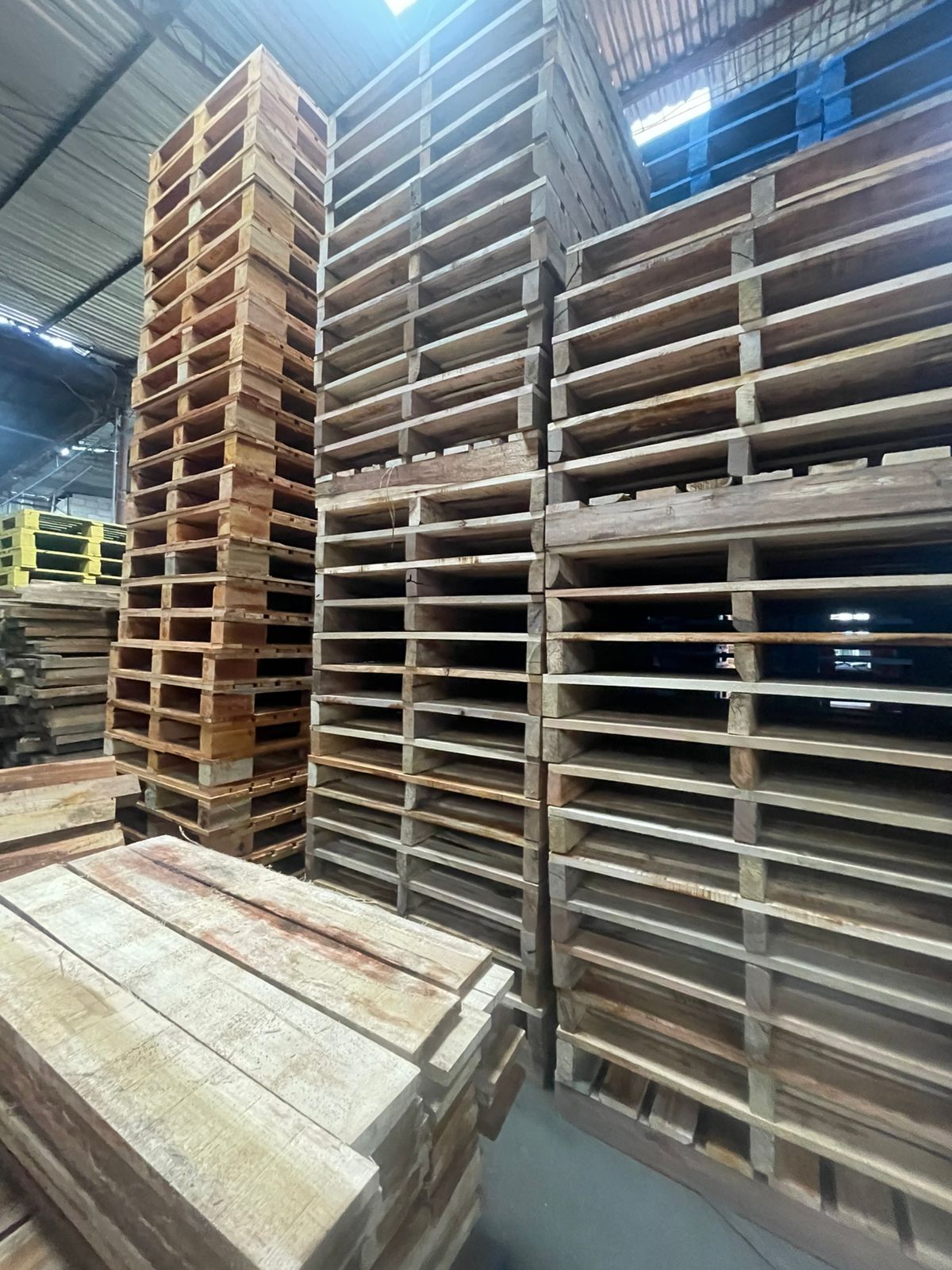 Keunggulan pallet kayu dalam Industri Logistik